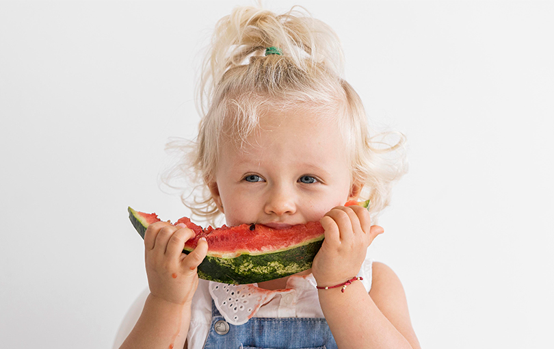 Como incentivar as crianças a comerem mais frutas?